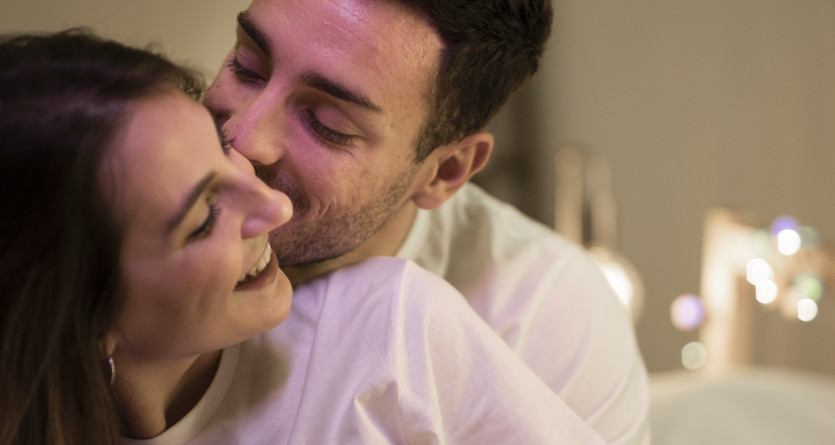 Couple partageant un moment complice dans une Secret Room intime et romantique