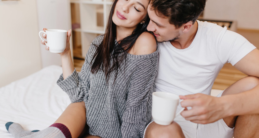 Couple profitant d&rsquo;un caf&eacute; complice dans une Love Room romantique avec jacuzzi privatif