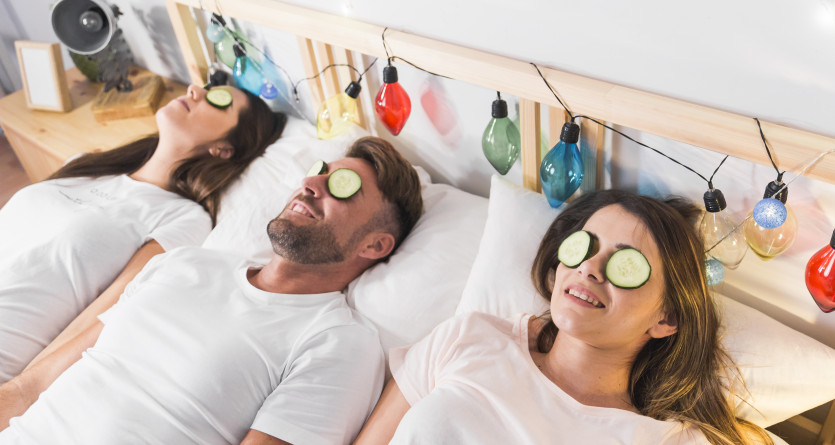 Groupe se relaxant avec des masques de concombre dans une Love Room &agrave; l'ambiance romantique