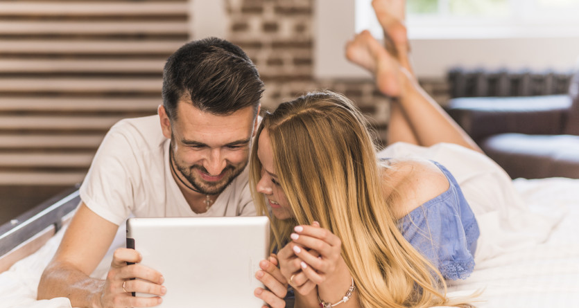 Couple partageant un moment complice dans une chambre romantique