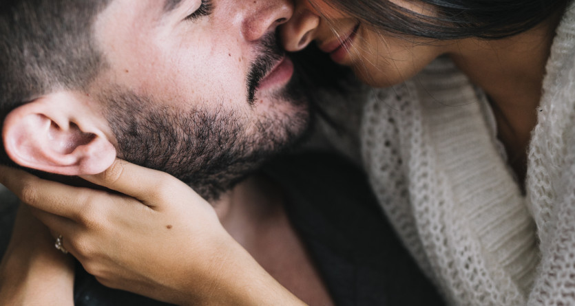Couple partageant un moment intime et romantique dans une Secret Room