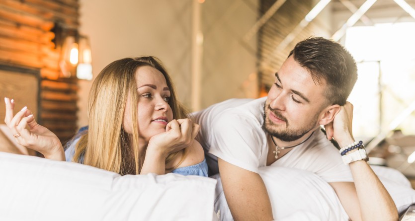 Couple partageant un moment complice dans une chambre avec jacuzzi privatif
