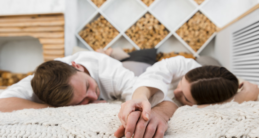 Couple se relaxant dans une chambre romantique avec une d&eacute;coration chaleureuse