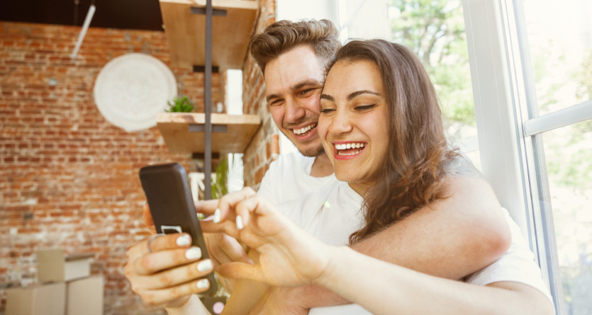 Couple heureux partageant un moment complice, refl&eacute;tant l'ambiance d'une Love Room chez Nuit et Spa.
