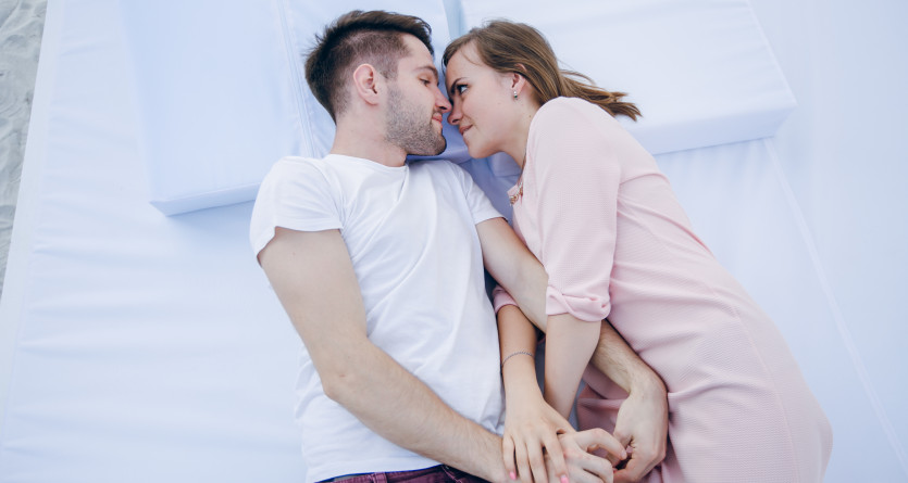Couple allong&eacute;, partageant un moment complice en Love Room