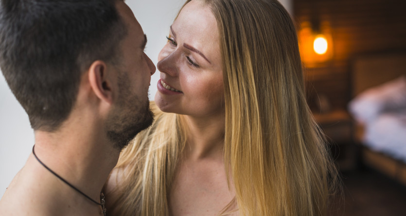 Couple complice dans une ambiance romantique et myst&eacute;rieuse, parfait pour une Secret Room