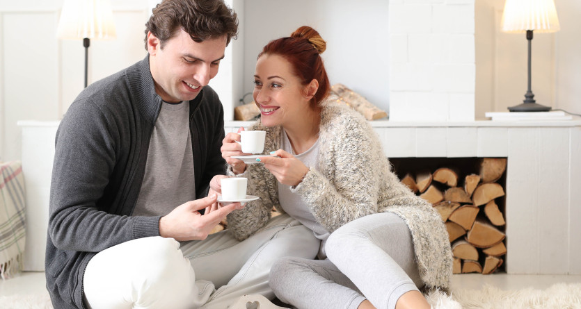 Couple partageant une boisson chaude dans une ambiance romantique et intime