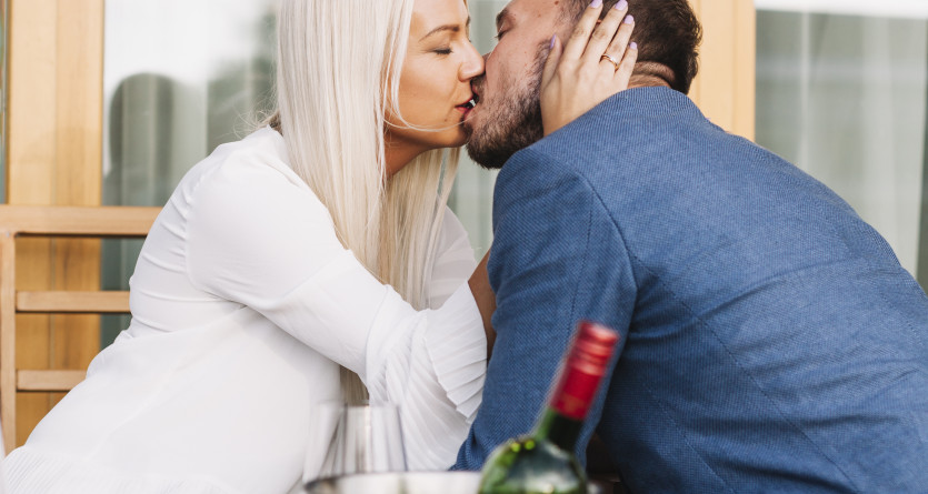 Un couple partage un baiser passionn&eacute; dans un cadre romantique, parfait pour une exp&eacute;rience en Secret Room.