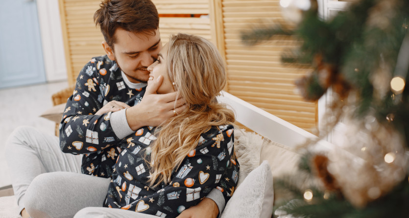 Un couple partage un moment tendre pendant les f&ecirc;tes, dans une ambiance cosy et romantique, id&eacute;al pour une Secret Room.