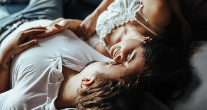 Un couple allong&eacute;, profitant d&rsquo;un moment d&rsquo;intimit&eacute; et de d&eacute;tente dans une Love Room romantique