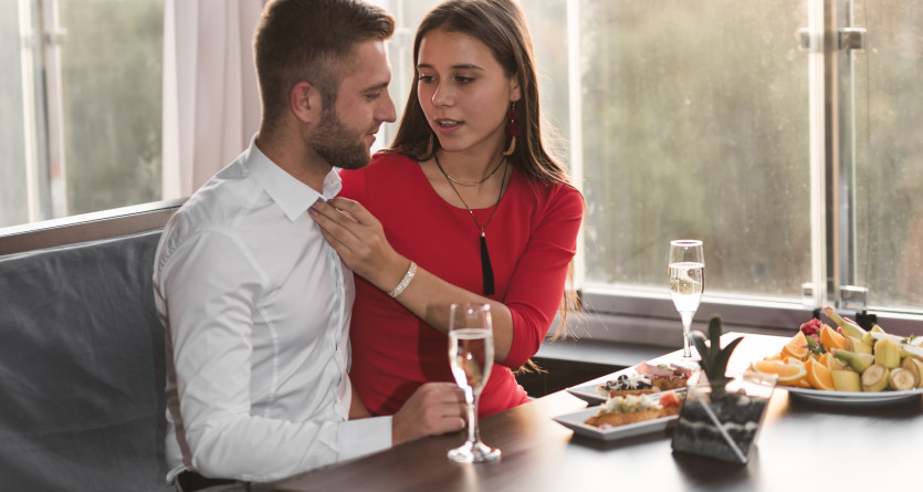 Un couple partage un d&icirc;ner romantique dans une ambiance &eacute;l&eacute;gante et intime, id&eacute;al pour une Secret Room