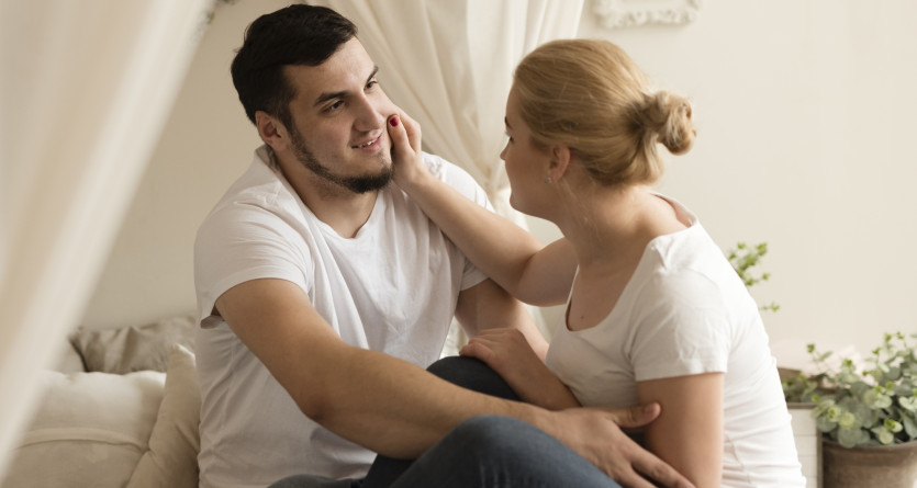 Couple amoureux partageant un moment intime dans une Secret Room d&eacute;cor&eacute;e avec &eacute;l&eacute;gance