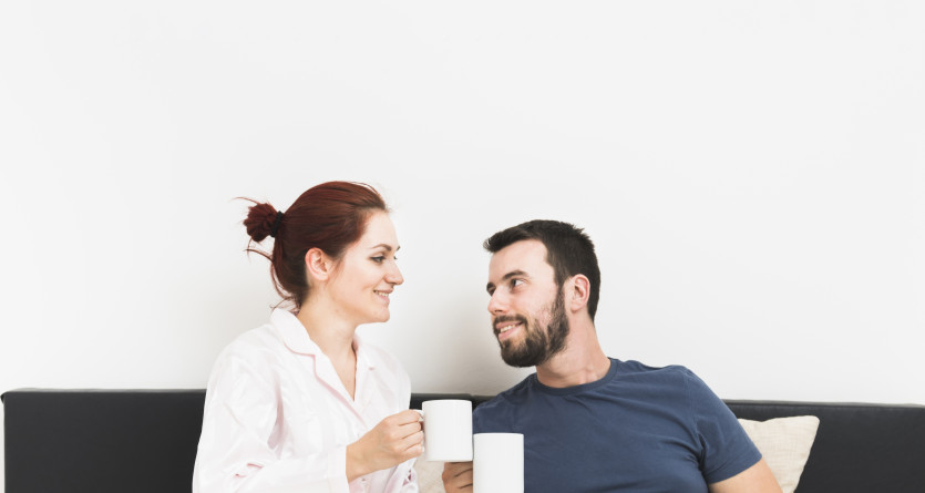 Couple partageant un petit-d&eacute;jeuner romantique au lit, id&eacute;al pour une escapade en Love Room