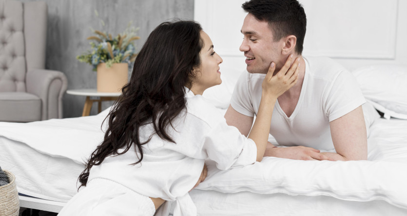 Couple partageant un moment de tendresse et de complicit&eacute; dans une ambiance intime et &eacute;l&eacute;gante