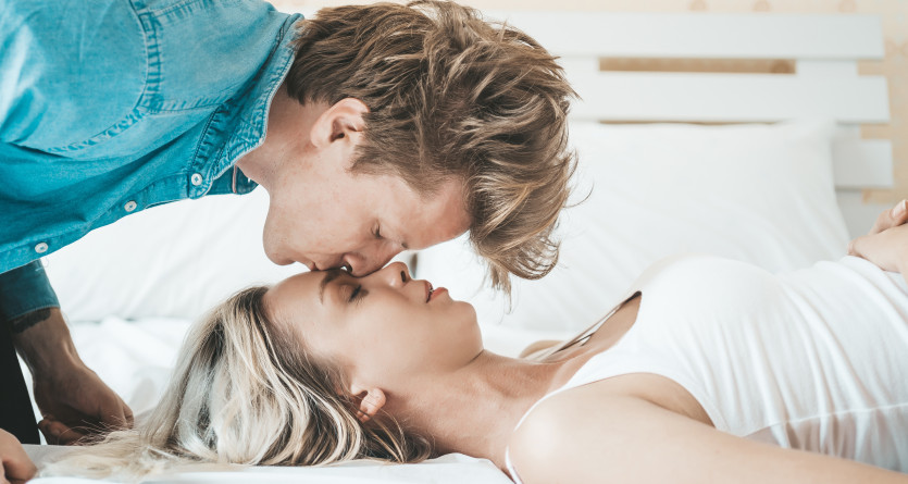Un couple partageant un instant romantique et tendre dans une chambre luxueuse avec jacuzzi privatif