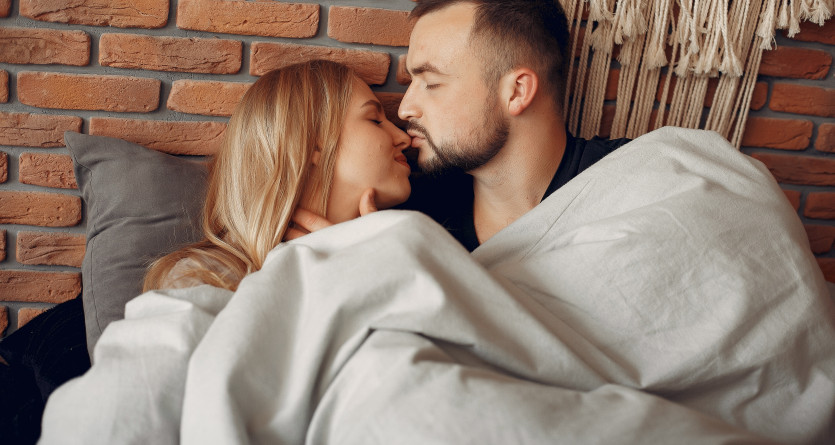 Couple romantique se d&eacute;tendant dans une chambre avec jacuzzi privatif