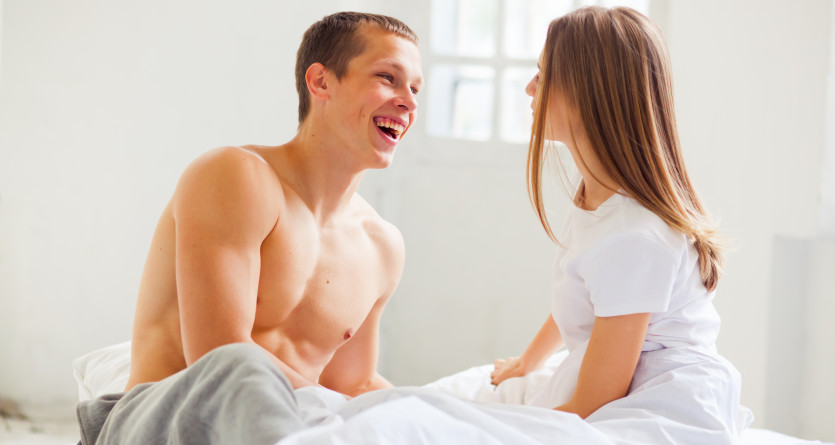 Un couple partage un moment de complicit&eacute; dans une chambre lumineuse, id&eacute;ale pour un s&eacute;jour romantique