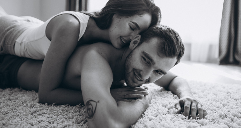 Moment complice et romantique d&rsquo;un couple dans une Secret Room