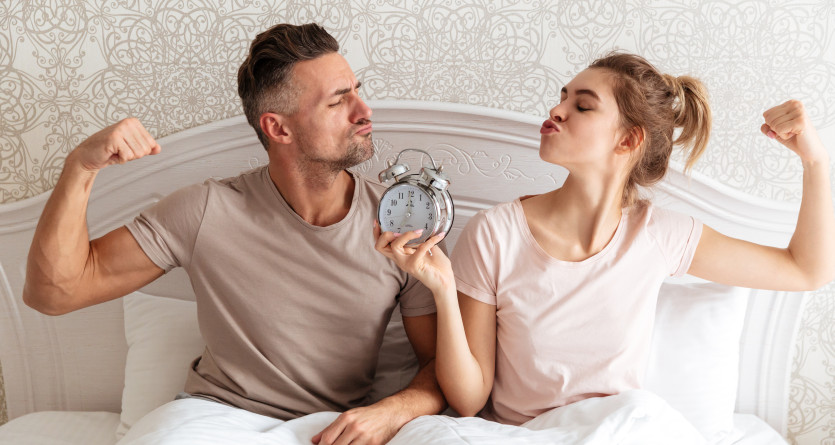 Couple amus&eacute; dans une Love Room, symbole d&rsquo;&eacute;vasion romantique