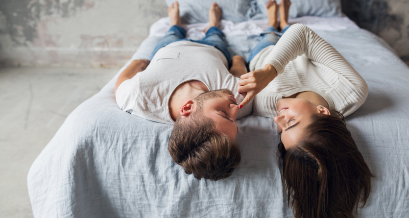 Moment complice et ludique d&rsquo;un couple allong&eacute; dans une Love Room