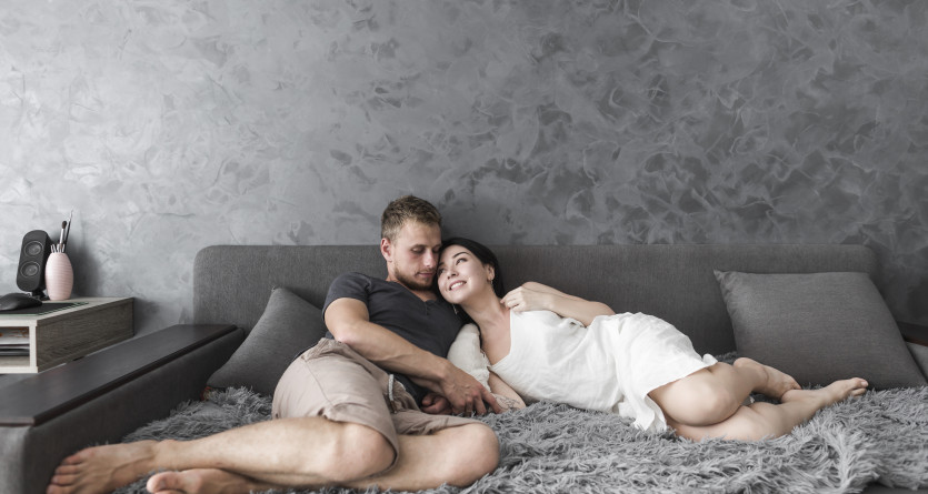 Un couple relax&eacute; partage un moment d&rsquo;intimit&eacute; dans un cadre &eacute;l&eacute;gant et apaisant