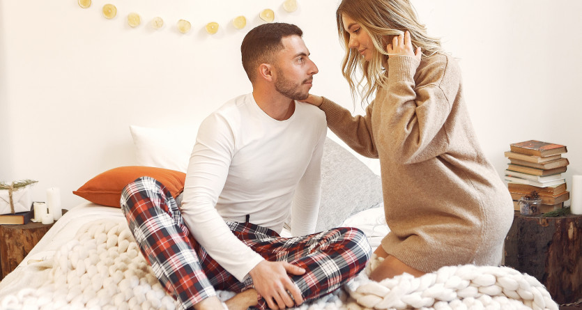 Un couple partage un moment de complicit&eacute; dans une chambre chaleureuse et cocooning