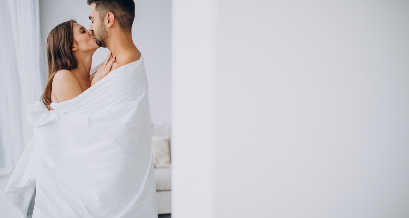Un couple partage un moment romantique et complice dans une chambre lumineuse, parfaite pour une Love Room secr&egrave;te.