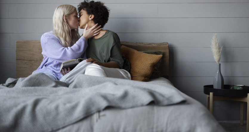 Un couple &eacute;change un moment tendre dans une Secret Room au d&eacute;cor moderne et cosy, id&eacute;ale pour une escapade romantique.