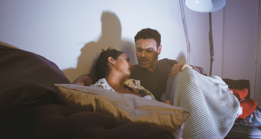 Un couple partage un moment de calme et d&rsquo;intimit&eacute; dans une Secret Room, &eacute;clair&eacute;e d&rsquo;une ambiance tamis&eacute;e