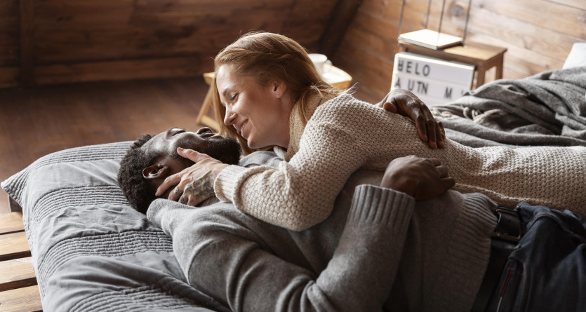Un couple partage un moment de tendresse et de complicit&eacute; dans une Secret Room chaleureuse et romantique