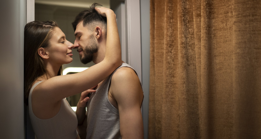 Un couple partageant un moment de tendresse dans une ambiance chaleureuse et intime