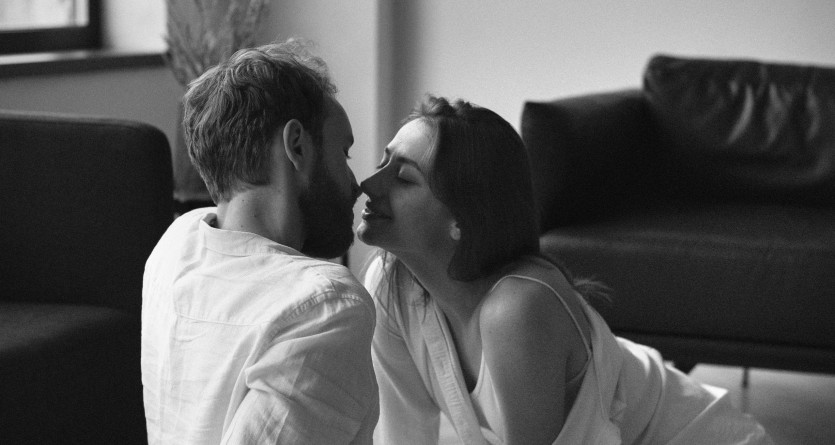 Couple intime dans une ambiance sensuelle et &eacute;l&eacute;gante, id&eacute;al pour une Love Room d&eacute;di&eacute;e aux amateurs de BDSM