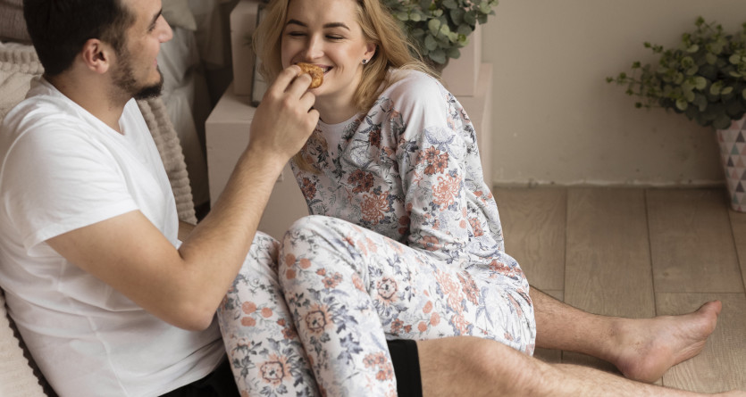 Petit-d&eacute;jeuner en amoureux dans une Love Room cosy, id&eacute;ale pour une escapade romantique avec une touche de BDSM