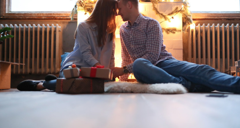 Couple romantique profitant d&rsquo;une ambiance cosy devant une chemin&eacute;e, &eacute;voquant l&rsquo;exp&eacute;rience immersive d&rsquo;une Secret Room