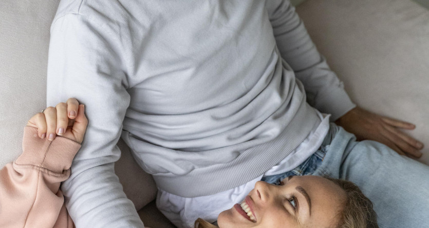 Un couple d&eacute;tendu partage un moment complice dans une Secret Room
