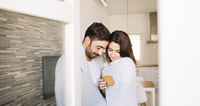 Couple romantique envelopp&eacute; dans une couverture partageant un moment de douceur dans une Secret Room
