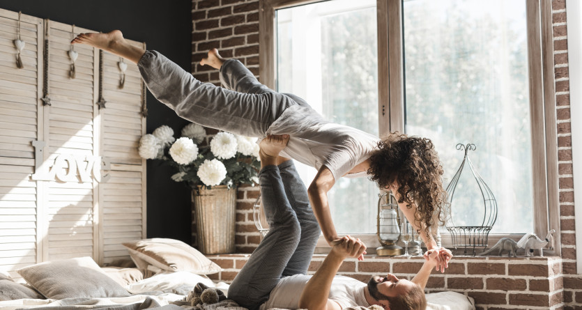 Couple jouant et partageant un moment complice dans une Secret Room romantique