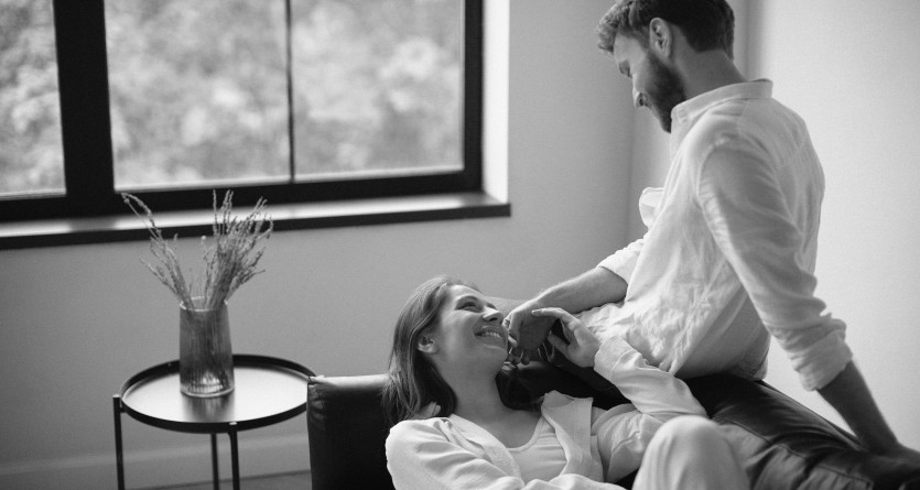 Couple partageant un moment d&rsquo;intimit&eacute; et de complicit&eacute; dans une Secret Room cosy