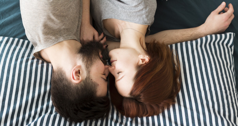 Couple allong&eacute; en toute intimit&eacute; dans une Love Room romantique