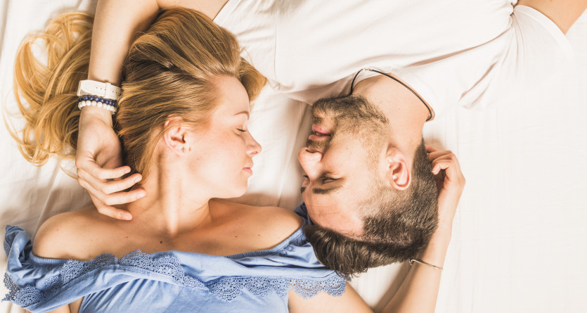 Couple allong&eacute;, partageant un moment sensuel dans une Love Room &eacute;l&eacute;gante