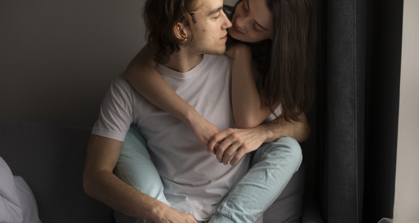 Couple tendre partageant un moment intime dans une chambre avec jacuzzi privatif
