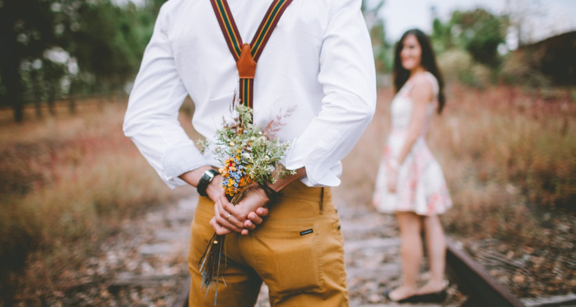 Homme tenant un bouquet surprise, pr&eacute;lude &agrave; une soir&eacute;e en 'Love Room'