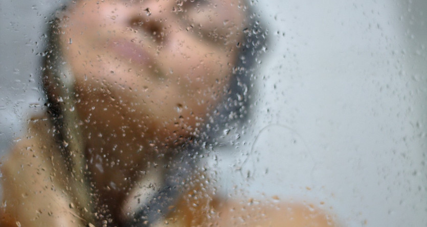 Instant de d&eacute;tente sous l'eau, &eacute;voquant le bien-&ecirc;tre d'une 'Love Room' avec spa