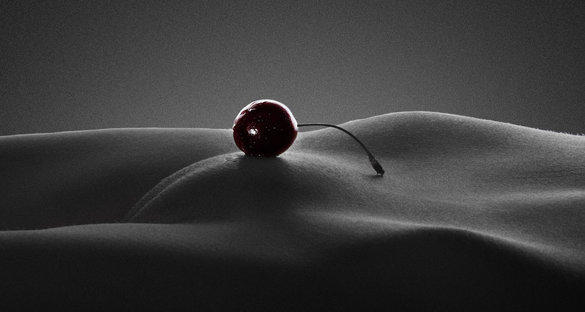 &Eacute;l&eacute;gance monochrome d'une cerise sur une courbe, all&eacute;gorie d'une 'Love Room'
