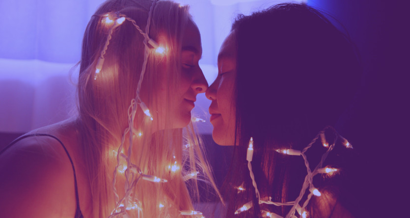 Deux femmes partageant un moment tendre, &eacute;clair&eacute;es par des lumi&egrave;res douces