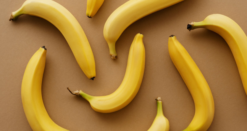 Bananes m&ucirc;res en arrangement artistique, rappelant la douceur en 'Love Room'