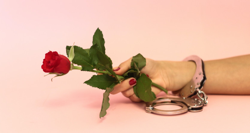 Rose rouge et menottes, symbolisme d'une 'Love Room' passionn&eacute;e