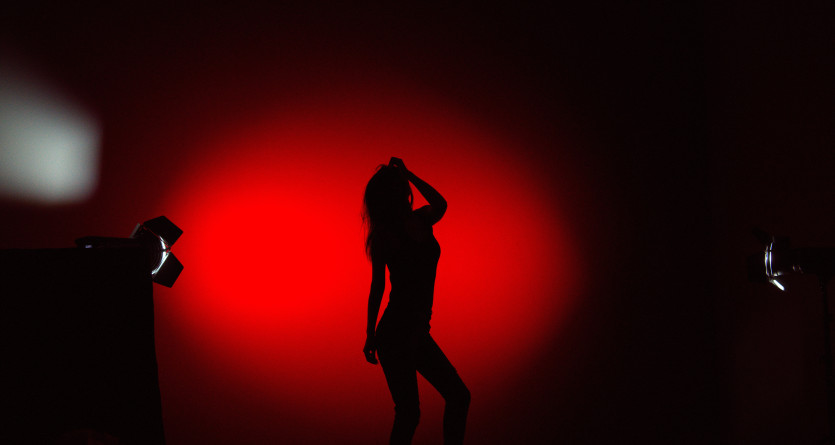 Silhouette &eacute;lanc&eacute;e sur fond rouge, &eacute;voquant passion et myst&egrave;re
