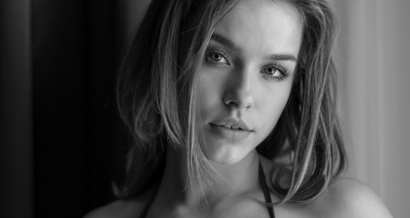Portrait en noir et blanc exprimant la beaut&eacute; et la profondeur du regard