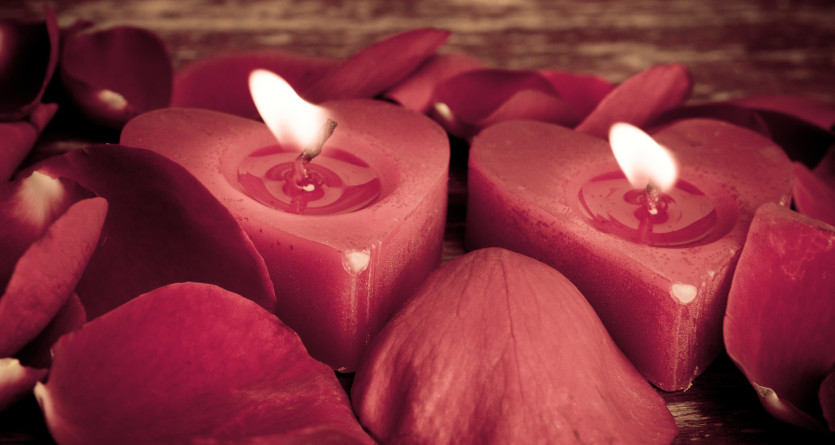 Bougies en c&oelig;ur et p&eacute;tales de roses pour une atmosph&egrave;re romantique